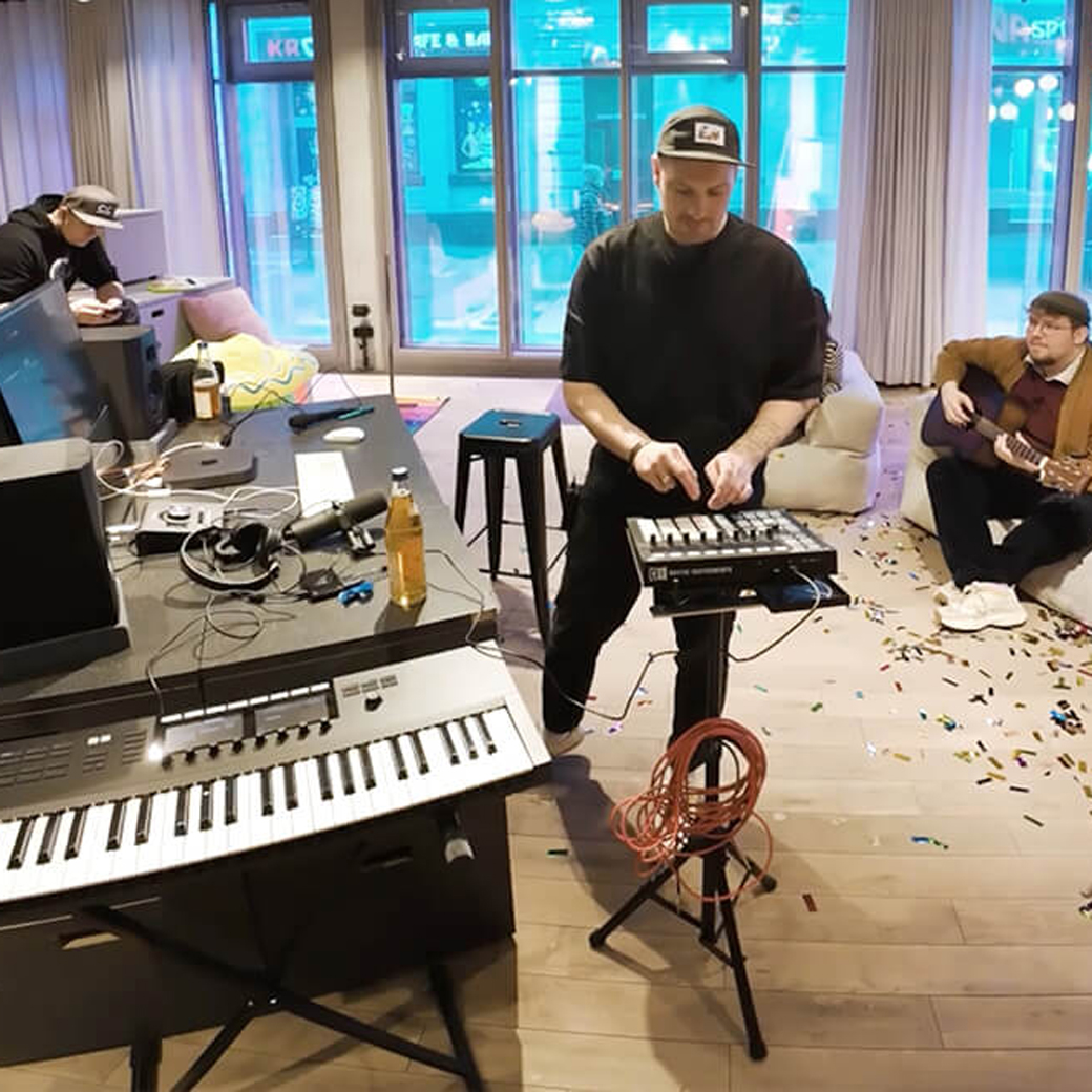 THE ART OF Erste Session Musik: Rapper Jonny S und Sänger Timo Güthenke, beide gebürtige Braunschweiger, stimmen sich bei ihrem ersten kreativen Austausch aufeinander ein.