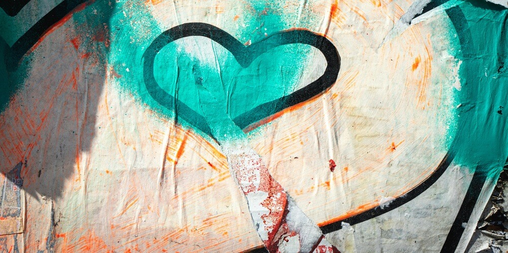 Eine mit Graffiti beschmierte Hauswand