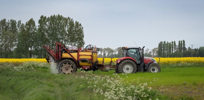 Ein alter verrosteter Mähdrescher