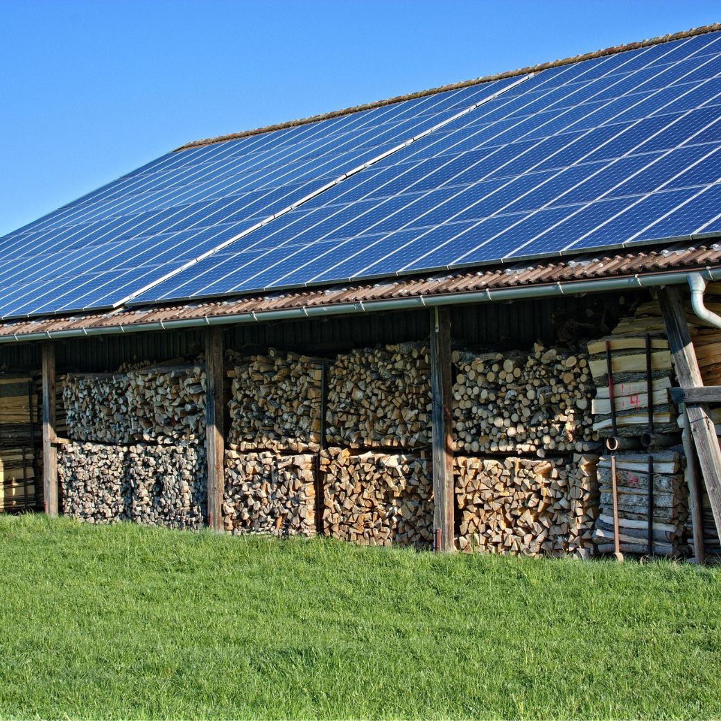 Scheine mit Solaranlage auf dem Dach