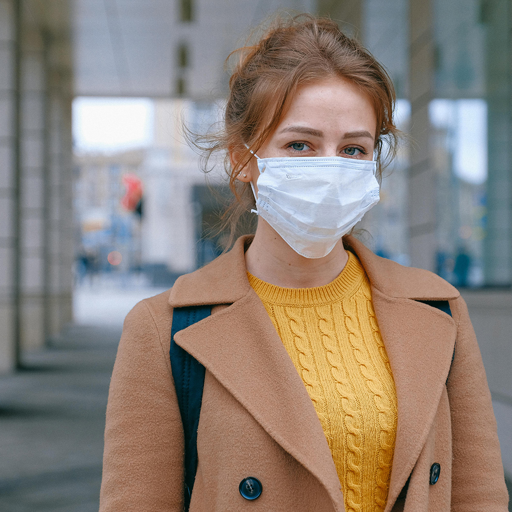 Frau trägt Maske vor dem Mund