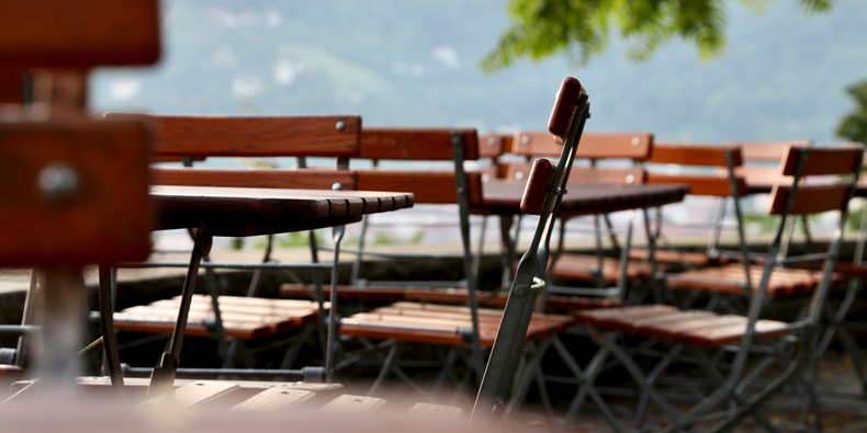 Die Terrasse eines Restaurants im Sommer