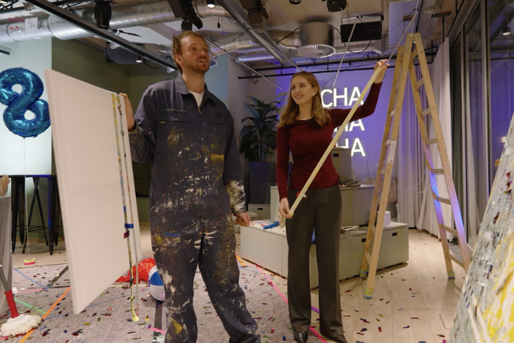 Nicolas und Sina kombinieren beide ihre Techniken vor der Leinwand
