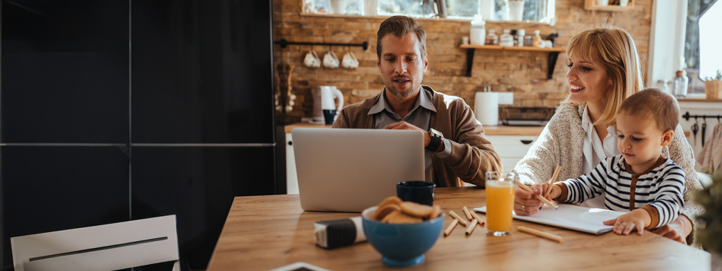 Mann, Frau und Kind vereinen Beruf und Familie