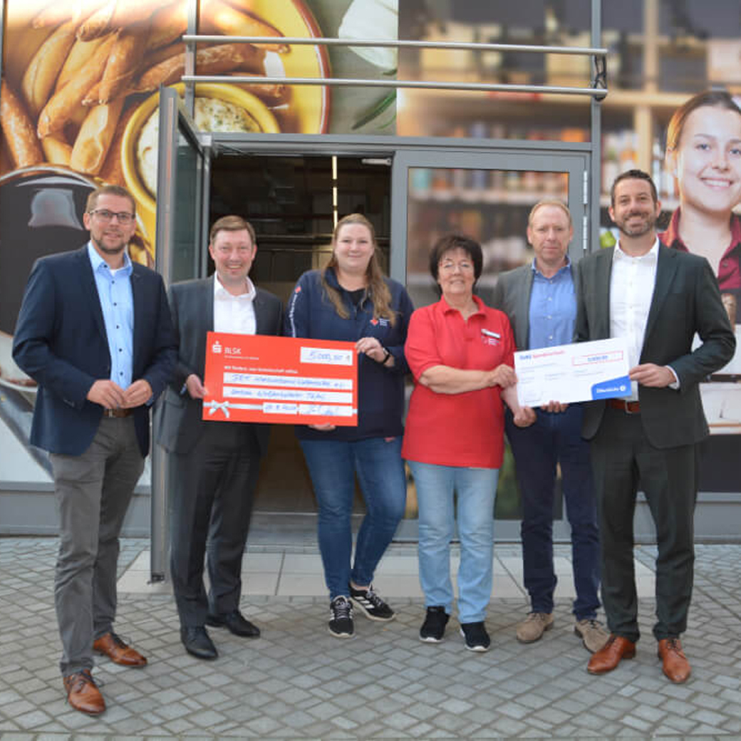 Eine Scheckübergabe an die Tafel
