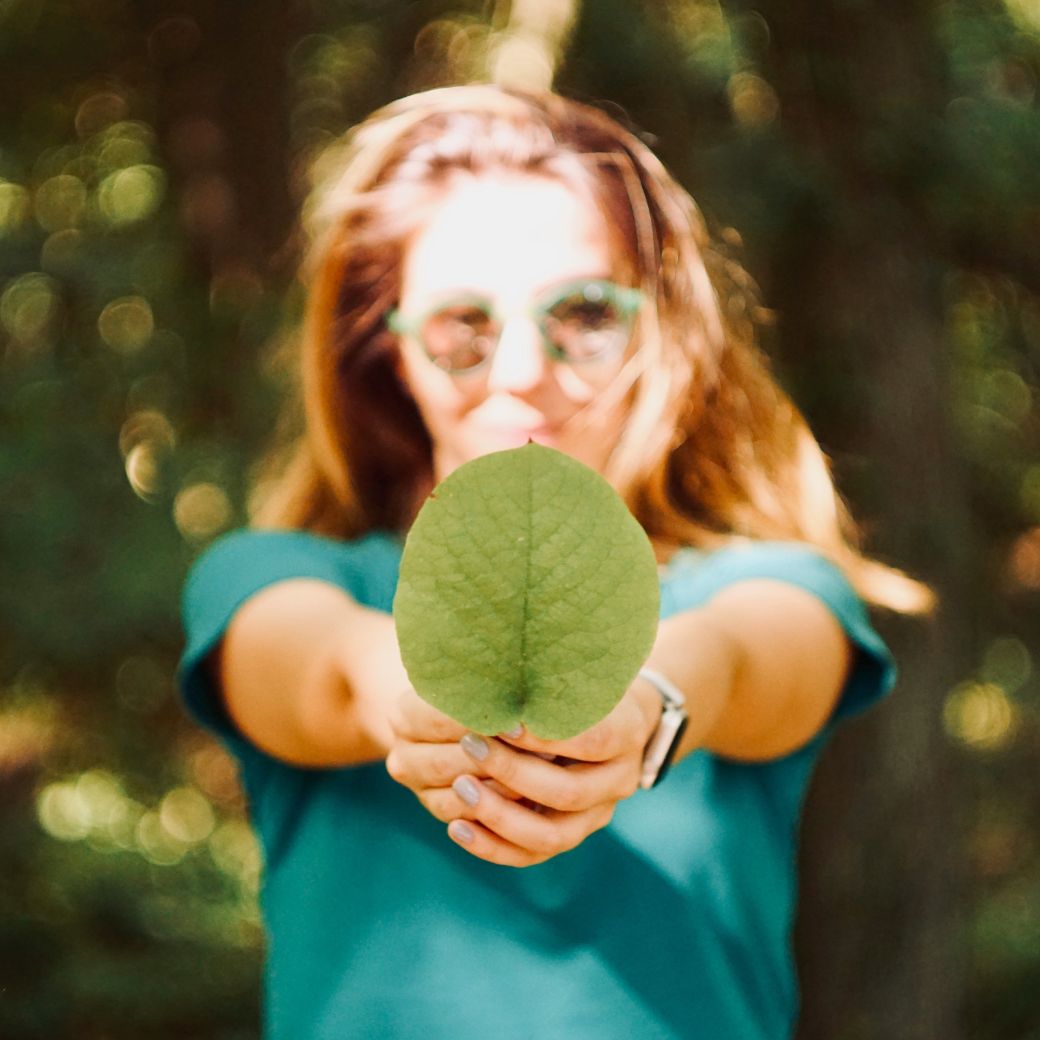 Frau hält Blatt in der Hand