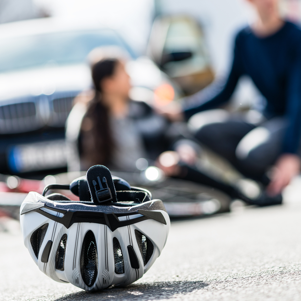 Frau wurde auf dem Fahrrad von einem Auto angefahren