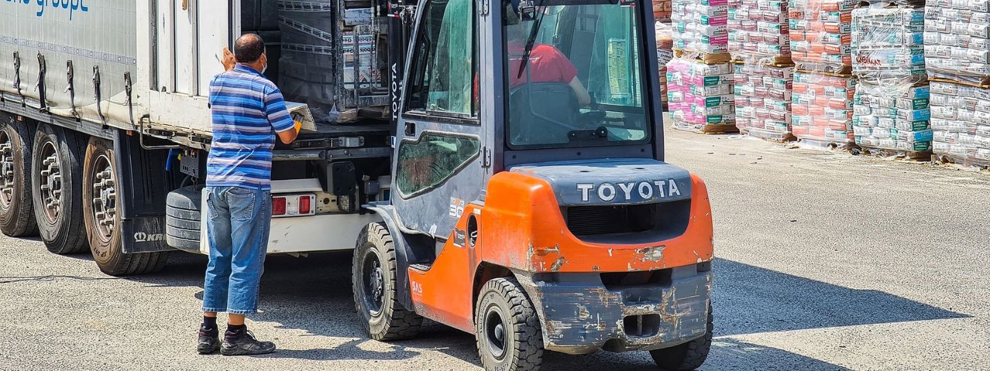 Gabelstapler belädt einen LKW für den Transport