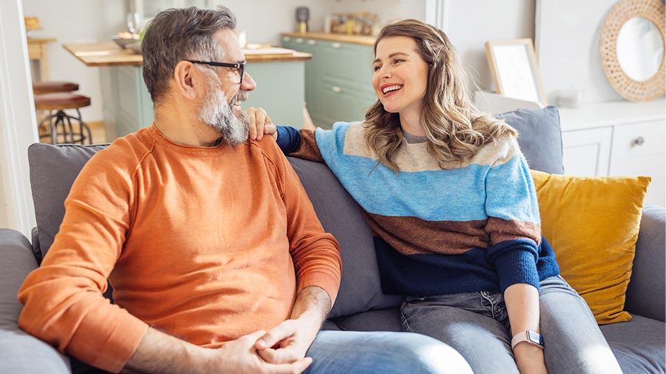 Symboldbild mit Pärchen auf Sofa sitzend für Benefits bei der Öffentlichen Braunschweig: Das Leben einfacher machen