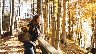 Symboldbild mit Frau in Wald für Benefits bei der Öffentlichen Braunschweig: Sinn stiftendes Arbeiten