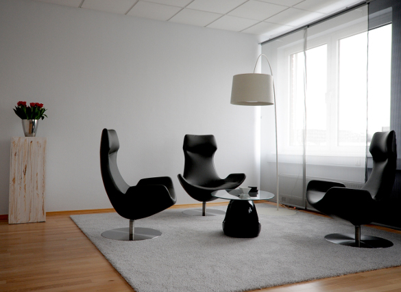 Büro mit schwarzen Stühlen und weißem Teppich