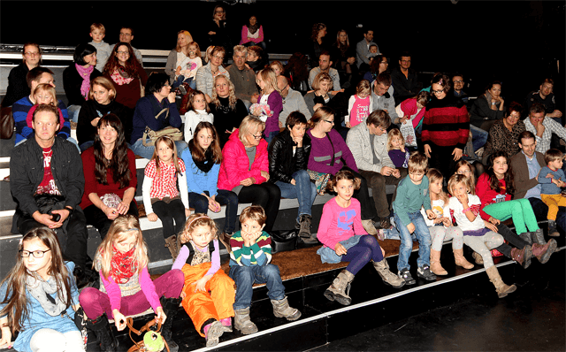 Kinder sitzen im Theater