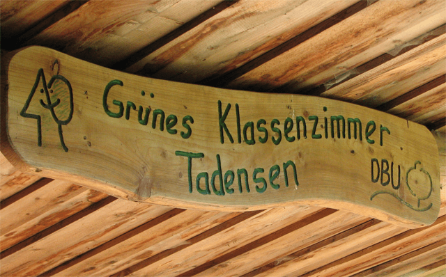 Beschriebene Holzpalette auf Holzboden
