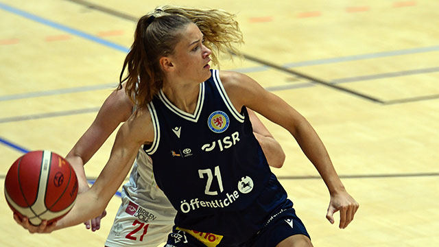 Zwei Frauen bei einem Basketballspiel in der Halle