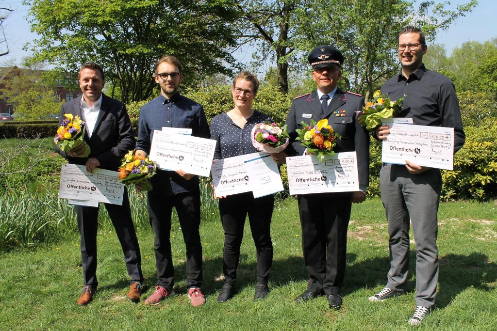 Die Preisträger mit Blumensträußen und den Gewinnchecks über 1500 Euro: Manuel Marten, Lucas Bubenitschek, Anna-Lena Schulte, Mike Scholz und Thorben Grabenhorst.