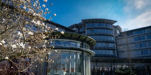 Symbolbild - Gebäude der Öffentlichen Versicherung im Frühling