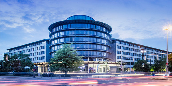 Außenansicht des Hauptgebäudes der Öffentlichen Versicherung Braunschweig in der Dämmerung