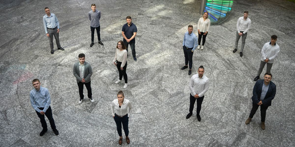 Zwölf junge Menschen von oben fotografiert
