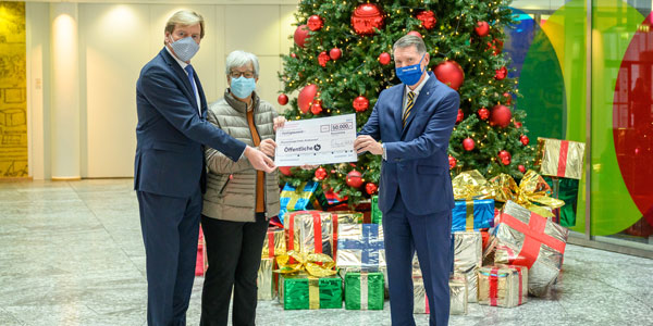 Spendencheckübergabe vor dem Weihnachtsbaum - coronakonform mit Maske