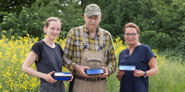 Von links nach rechts: Jägerin Josefine Reitmann, Jagdpächter Ulrich Reitmann und Melanie Klötzer, Leiterin der Geschäftsstelle der Öffentlichen in Sickte, bei der Übergabe der Wildwarnreflektoren für den Streckenabschnitt zwischen Sickte und Hötzum