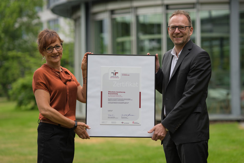 Bereichsleiter Heiko Klostermann und Projektleiterin Janina Lange mit dem neuen Zertifikat zum audit berufundfamilie für das Engagement der Öffentlichen