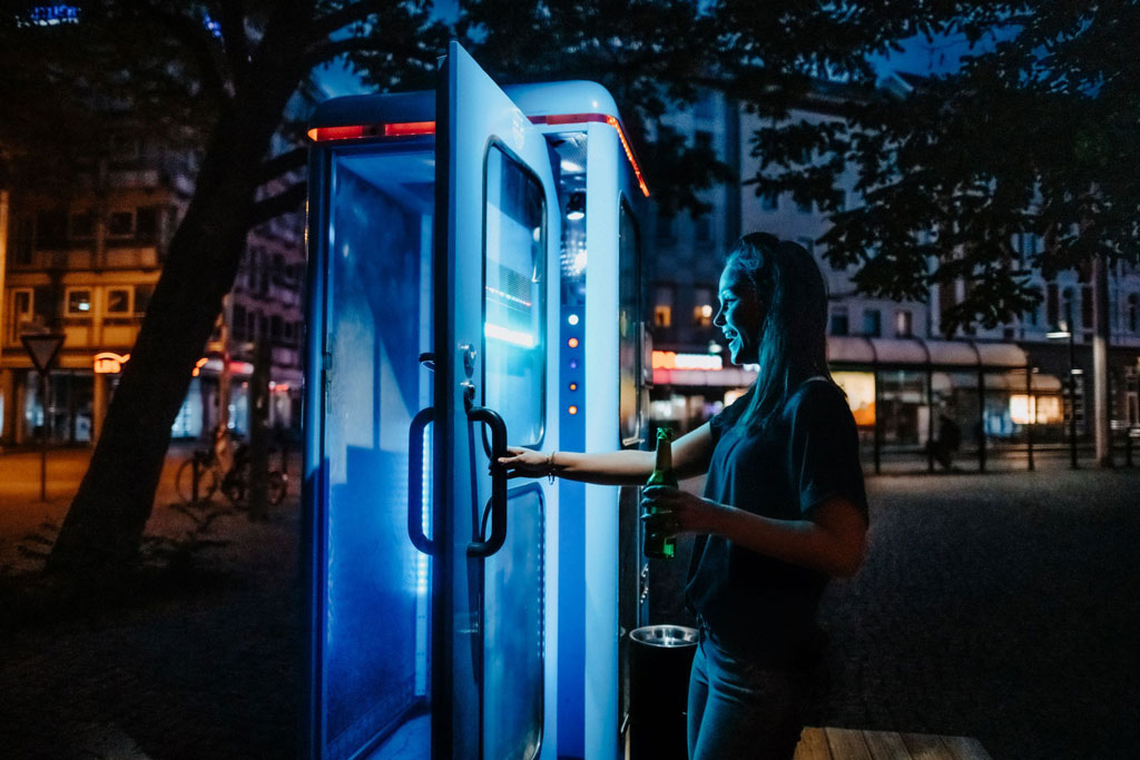 Blau beleuchtete Telefonzelle, die Teledisco