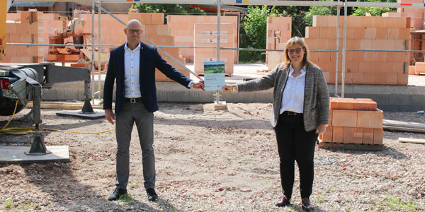 Übergabe der Projekttafel vor der Baustelle in Golmbach