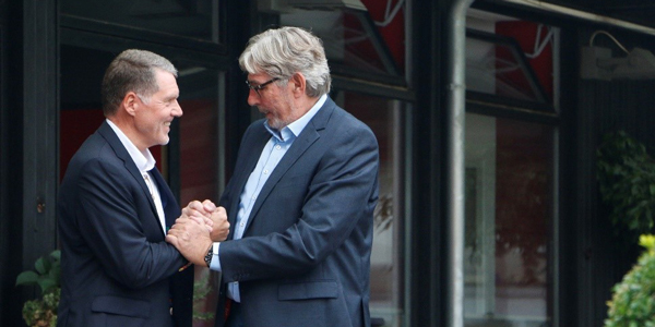 Knud Maywald, Vorsitzender des Vorstandes der Öffentlichen, und Vereinsvorsitzender Freddy Pedersen (v.l.) schütteln sich die Hände