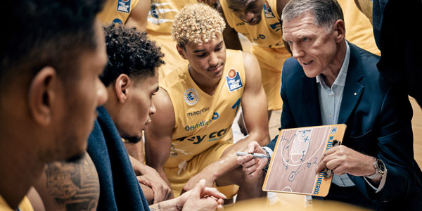Knud Maywald, Vorsitzender des Vorstandes der Öffentlichen Versicherung Braunschweig und die Spieler der Basketball Loewen