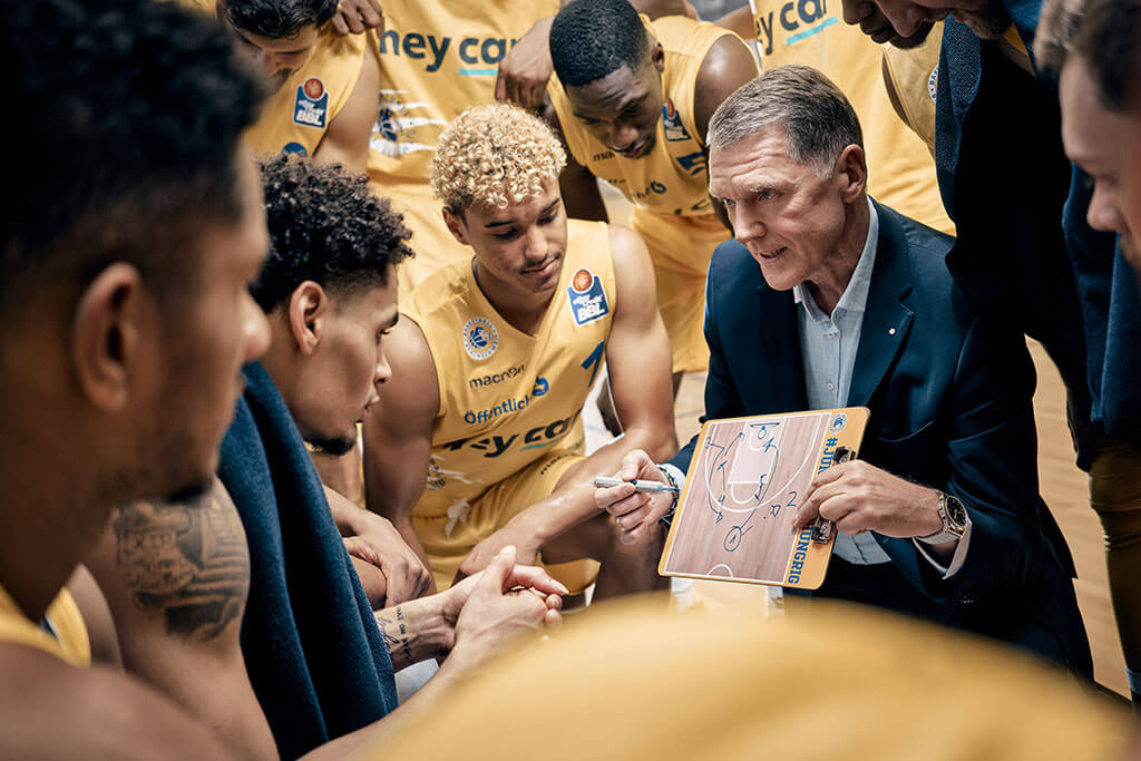 Knud Maywald, Vorsitzender des Vorstandes der Öffentlichen Versicherung Braunschweig und die Spieler der Basketball Loewen