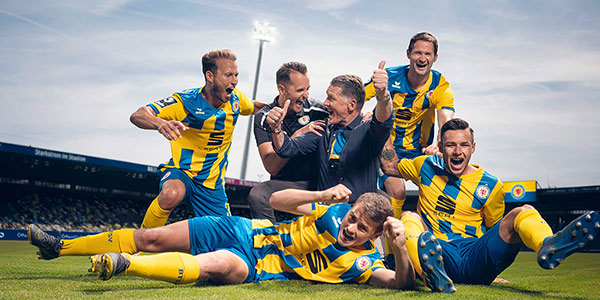 Spieler von Eintracht Braunschweig mit Knud Maywald, Vorsitzender des Vorstands der Öffentlichen Versicherung Braunschweig