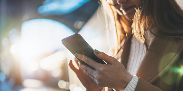 Frau mit Mobiltelefon