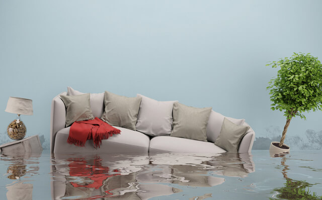 Sofa unter Wasser - Sofa vor einem blauen Hintergrund