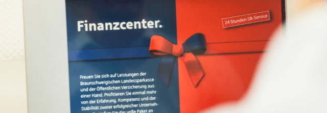 Foto der Grafik der Partnerschaft zwischen BLSK und der Öffentlichen in Rot und Blau