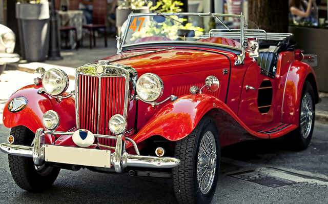 Ein roter Oldtimer 