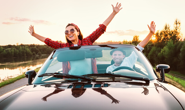 Mann und Frau im Cabrio - Haftpflicht