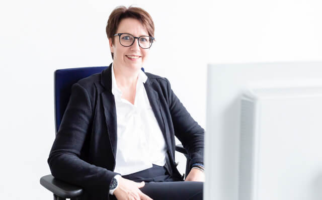 Portraitfoto von Stefanie Curdt im Büro