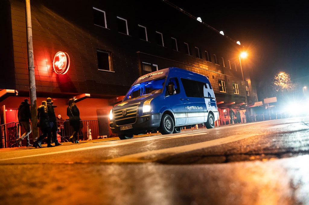 Foto eines Großraumtaxis in den Farben der Öffentlichen