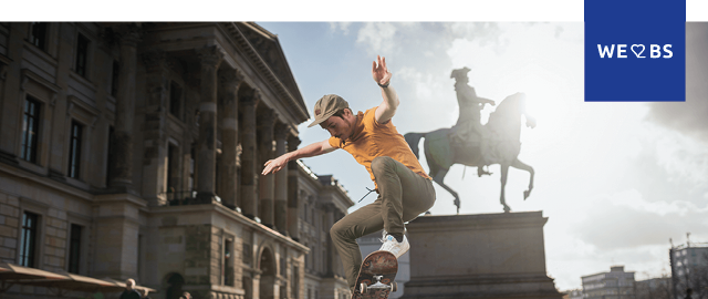 Junge Menschen vorm Alten Rathaus in Braunschweig.