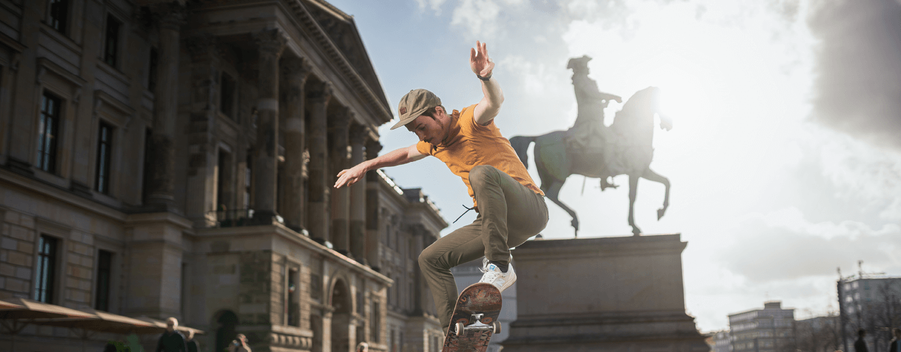 Ein Skater auf dem Schlossplatz als Symbolbild für den Umzugsservice Welcome2BS.