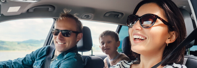 Familie in einem Auto - Bebilderung für Link zum KfZ-Rechner