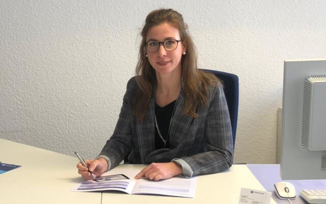 Portraitfoto Katharina Bock im Büro mit weißen Hintergrund