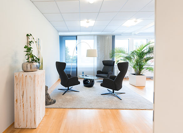 Büro mit schwarzen Stühlen und weißem Teppich