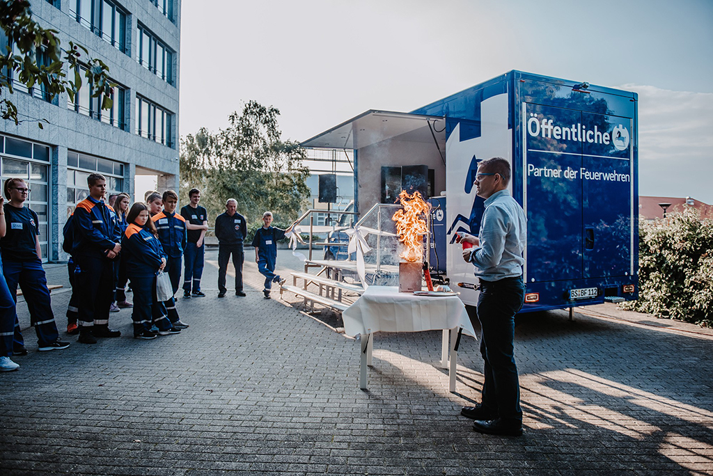 Volkmar Weichert (Geschäftsstellenleiter der Öffentlichen in Vorsfelde und stellvertretender Vorsitzender des Niedersächsischen Landesfeuerwehrverbandes) demonstriert das neue Brandschutzmobil