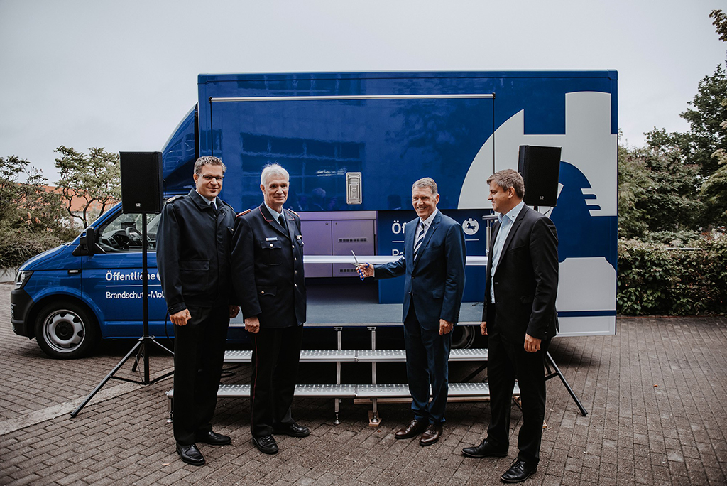 Torge Malchau (Leitender Branddirektor der Berufsfeuerwehr Braunschweig), Jürgen Ehlers (Vorsitzender des Braunschweiger Feuerwehrverbandes), Knud Maywald (Vorsitzender des Vorstandes der Öffentlichen) und Dirk Gronert (Vorstandsmitglied der Öffentlichen) bei der Einweihung des neuen Brandschutzmobils für die Region (von links nach rechts)